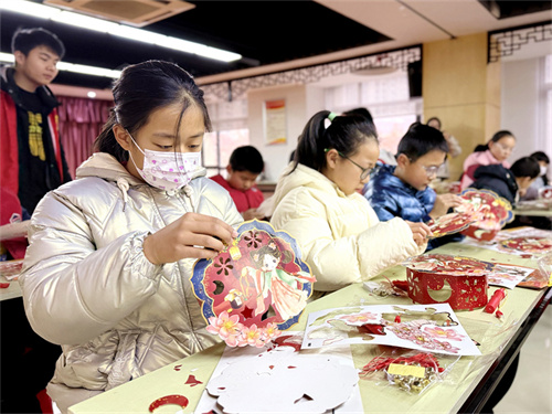 1739437533162457.jpg “巧手做花灯 幸福闹元宵”邻里手工赛 (1).jpg
