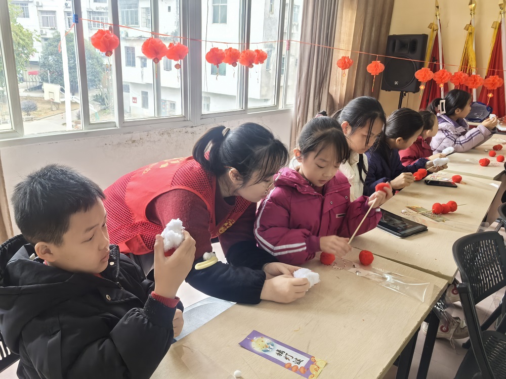 志愿者指导小朋友们制作“糖葫芦花束” (2)1.jpg