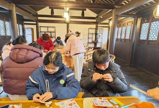 流光溢彩处 喜乐元宵来——铜罗中学开展“庆元宵”系列活动2.闹元宵，做花灯。_proc.jpg