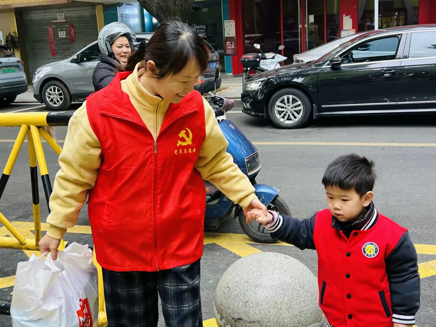 志愿者们齐心协力，贴心守护少年儿童入学安全 1.jpeg