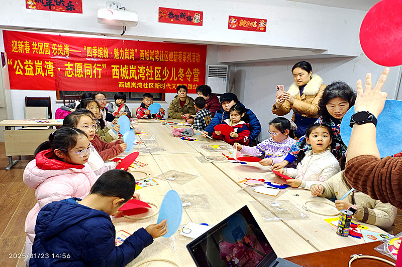 江苏省南京市鼓楼区凤凰街道西城岚湾社区关工委开展“迎新 绣绷装饰画”活动(1).jpg