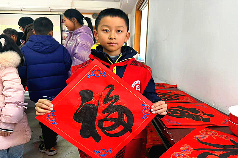 江苏省南京市鼓楼区宝塔桥街道金陵新四村社区关工委开展“挥毫送福运，墨香喜气浓”活动 (2).jpg