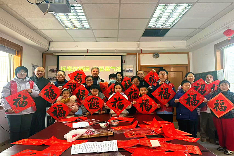 江苏省南京市鼓楼区宝塔桥街道金陵新四村社区关工委开展“挥毫送福运，墨香喜气浓”活动 (3).jpg