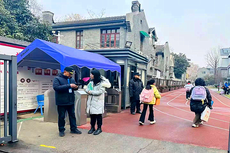 玄武区梅园新村派出所关工站积极组织“五老”志愿者开展护学岗活动 (1).jpg