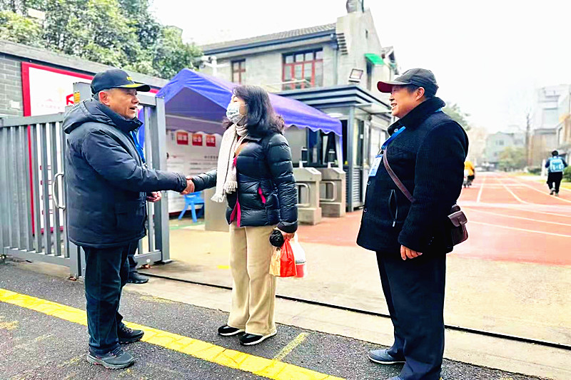 玄武区梅园新村派出所关工站积极组织“五老”志愿者开展护学岗活动 (2).jpg