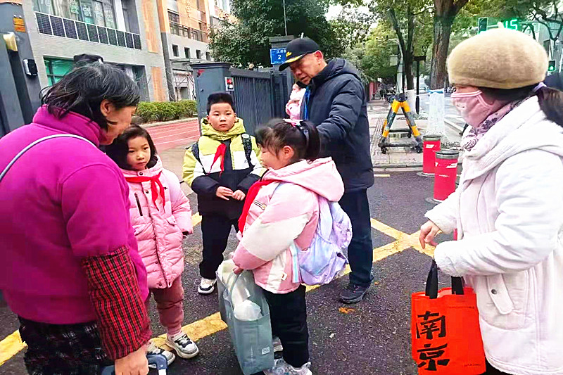 玄武区梅园新村派出所关工站积极组织“五老”志愿者开展护学岗活动 (4).jpg