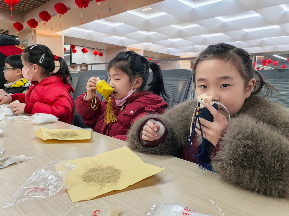 1739772041851492.jpg 青枫社区:药香满社区,香囊寄童趣1#_副本.jpg