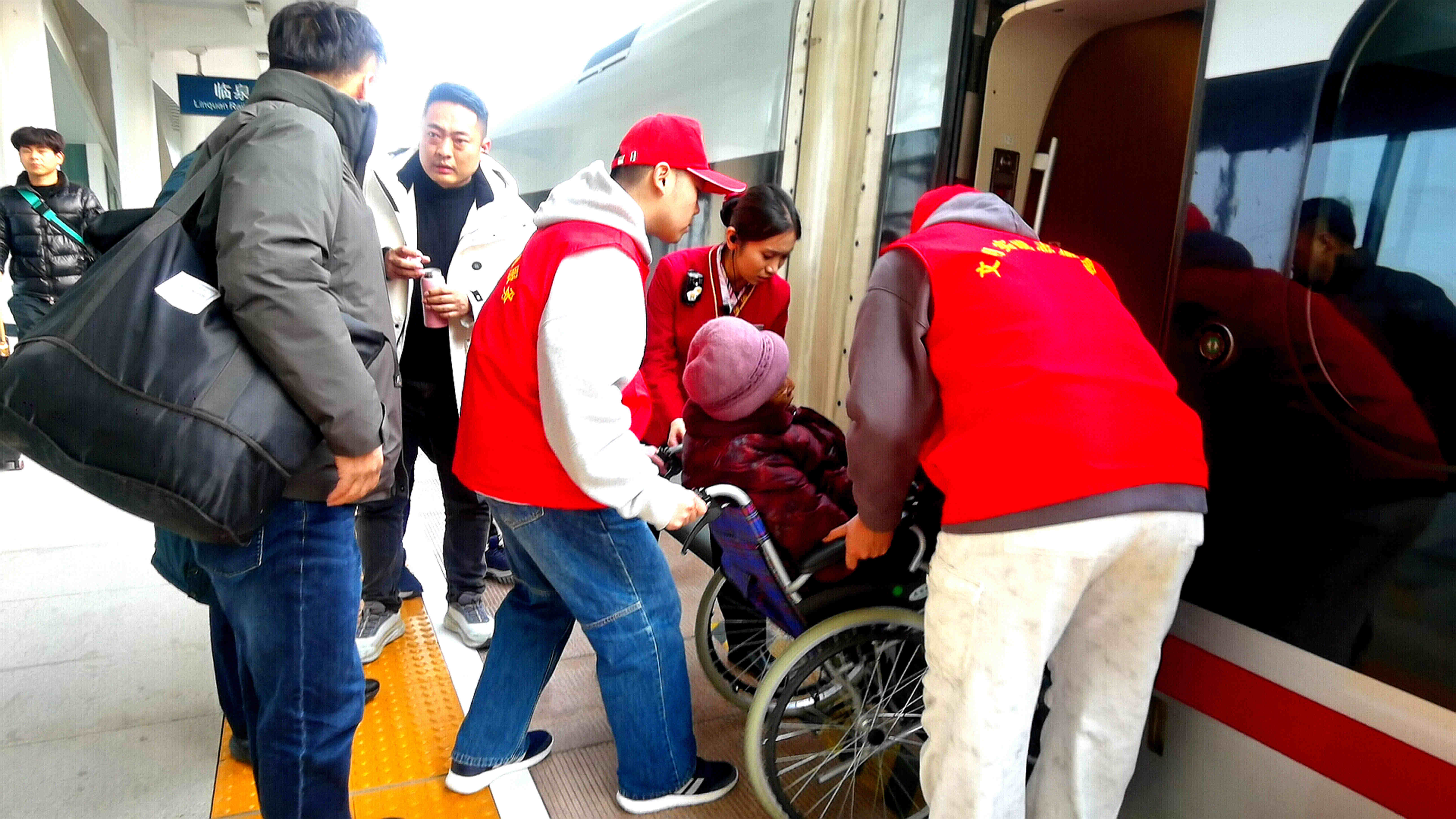 20、临泉高铁志愿者用轮椅将77岁的心脏病患者王秀英送上高铁。IMG_20250203_162721.jpg