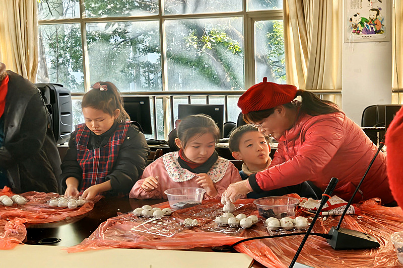 江苏省南京市秦淮区红花街道九龙新寓社区关工委开展“庆元宵 包汤圆”活动(2).jpg