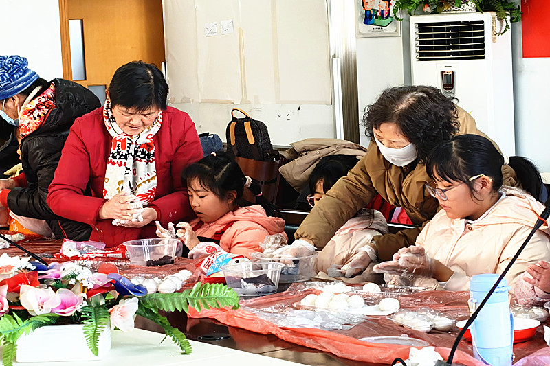 江苏省南京市秦淮区红花街道九龙新寓社区关工委开展“庆元宵 包汤圆”活动(3).jpg
