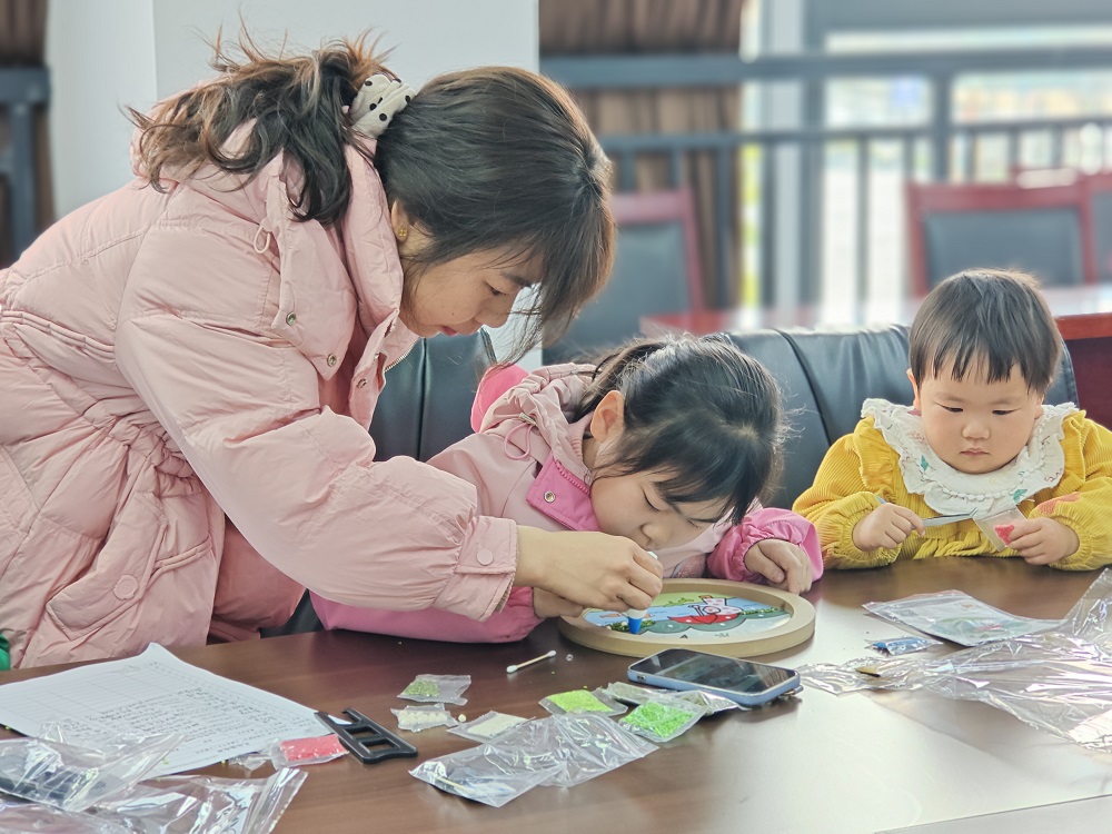 亲子家庭合作完成雨水节气谷物贴画 1.jpg