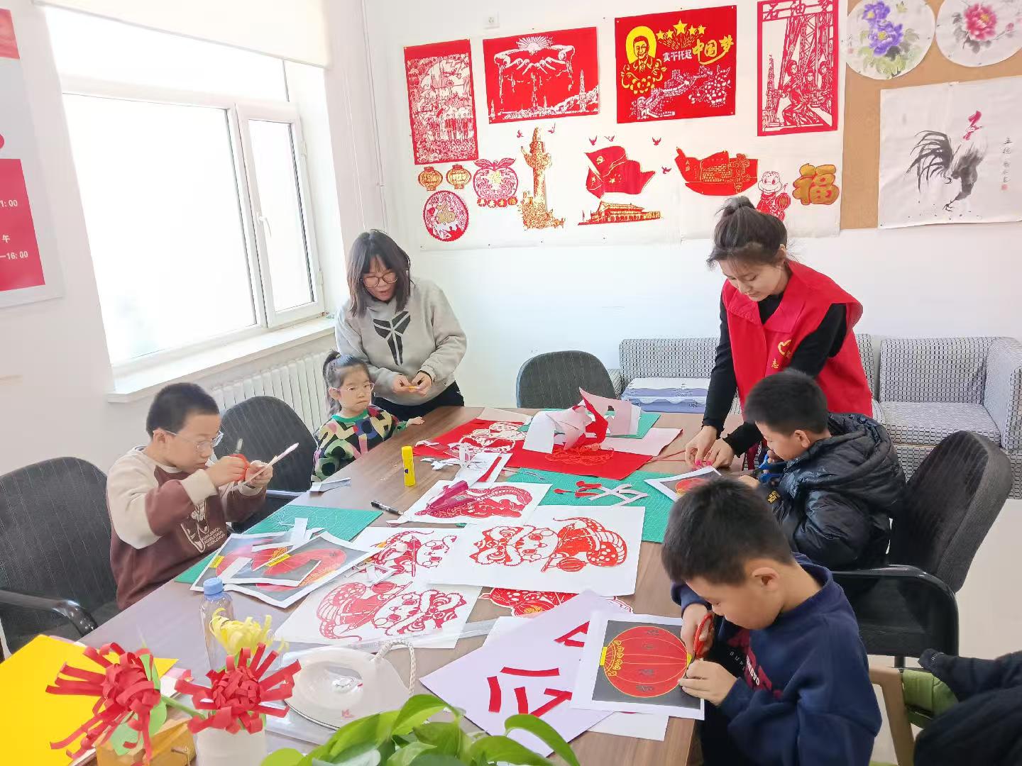 大庆市红岗区杏南街道红杏社区关工小组开展“巧手剪纸话法治 童心共筑中国梦”普法宣传活动.jpg