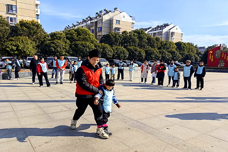 江苏省南京市栖霞区栖霞街道五福家园社区关工委组织亲子趣味运动会(1).jpg