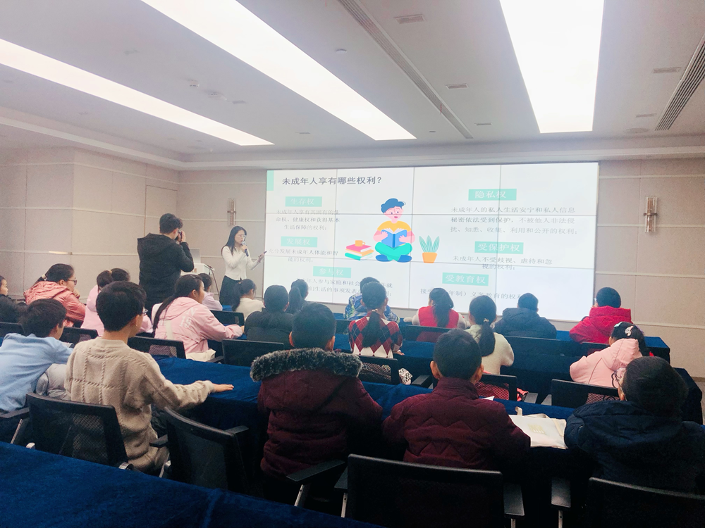 同心湖社区“普法童行 同行守法”模拟法庭活动1_副本.png