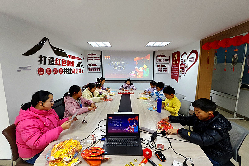 江苏省南京市秦淮区月牙湖街道富康社区关工委开展“欢乐猜灯谜，巧手做花灯”活动(1).jpg