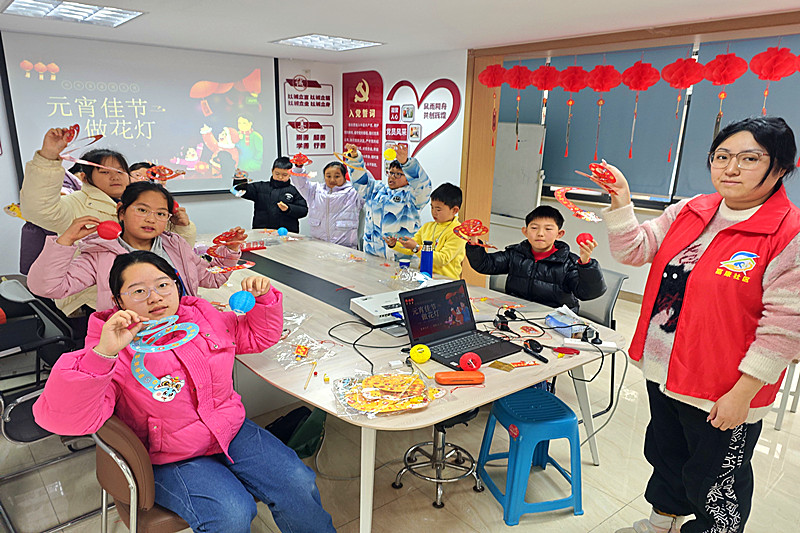 江苏省南京市秦淮区月牙湖街道富康社区关工委开展“欢乐猜灯谜，巧手做花灯”活动(3).jpg