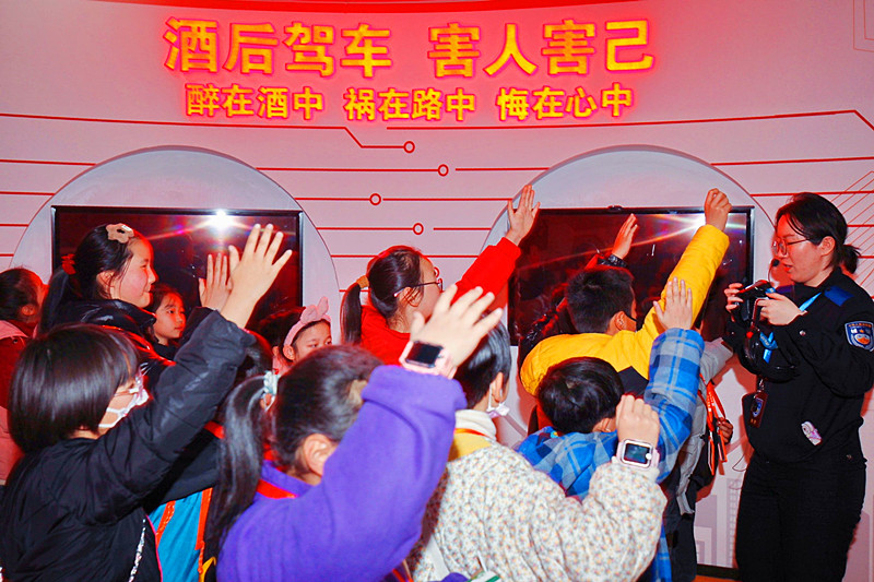 江苏省南京市建邺区沙洲街道莲花北苑社区关工委开展“安全莲盾 护航成长”活动(4).jpg