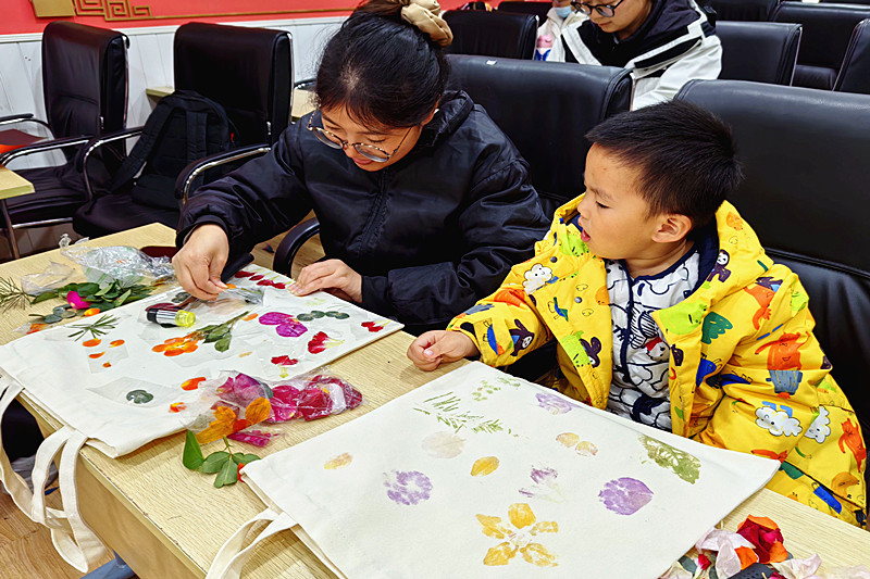 江苏省南京市江北新区南苑社区关工委开展“拓花草之印，赏自然之美”主题活动 (1).jpg