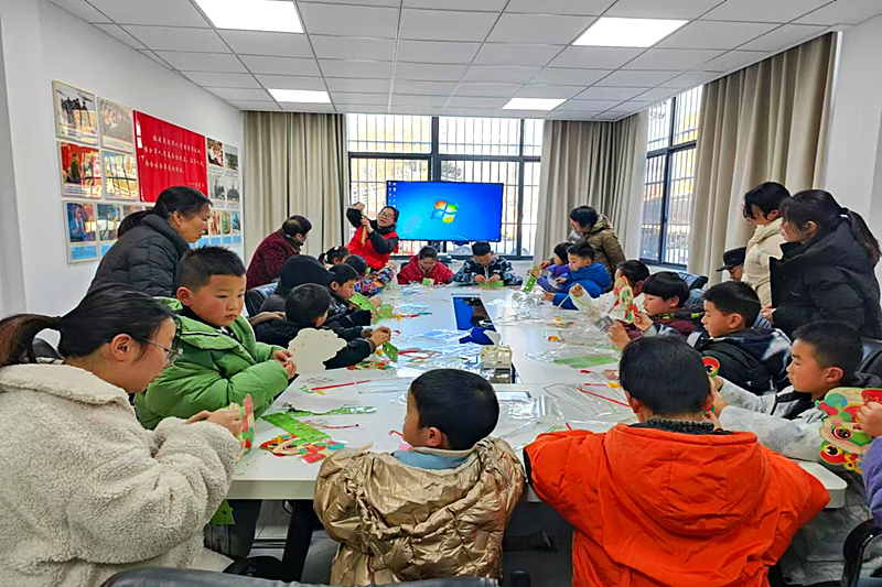 江苏省南京市溧水区永阳街道交通路社区关工委开展“巧手制灯笼 欢乐迎蛇年” 手工制作活动(1).png