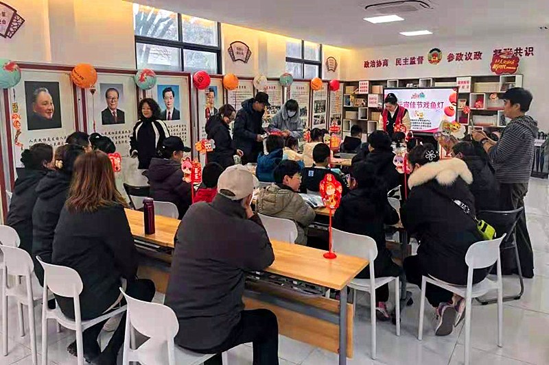 江苏省南京市玄武区孝陵卫街道钟灵街社区开展“元宵佳节暖意浓,鱼灯制作迎团圆”活动(1).jpg