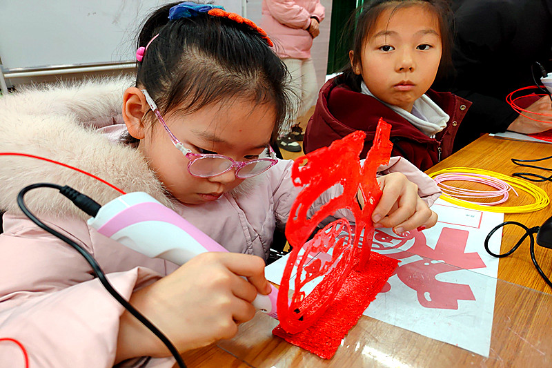 江苏省南京市雨花台区梅山街道梅清苑社区关工委举办“创意无限 3D‘智’造未来”活动(4).jpg