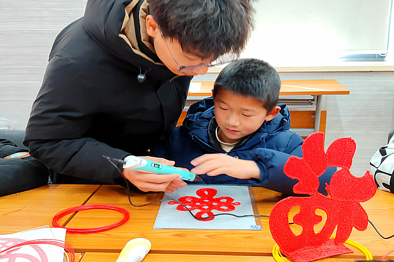 江苏省南京市雨花台区梅山街道梅清苑社区关工委举办“创意无限 3D‘智’造未来”活动(5).jpg