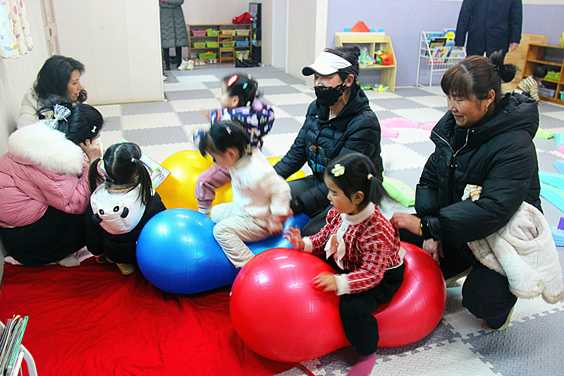 玄武湖街道关工委联合幼儿园开展“0到3岁”亲子活动，共筑温馨童年(2).jpg