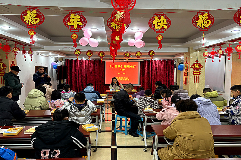 江苏省南京市秦淮区洪武路街道武学园社区关工委举办“小王子蝴蝶书灯diy”活动.jpg