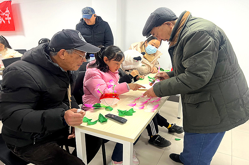 江苏省南京市玄武区东方城社区关工委开展“非遗花灯点亮寒假，传统文化浸润童心”活动(2).jpg