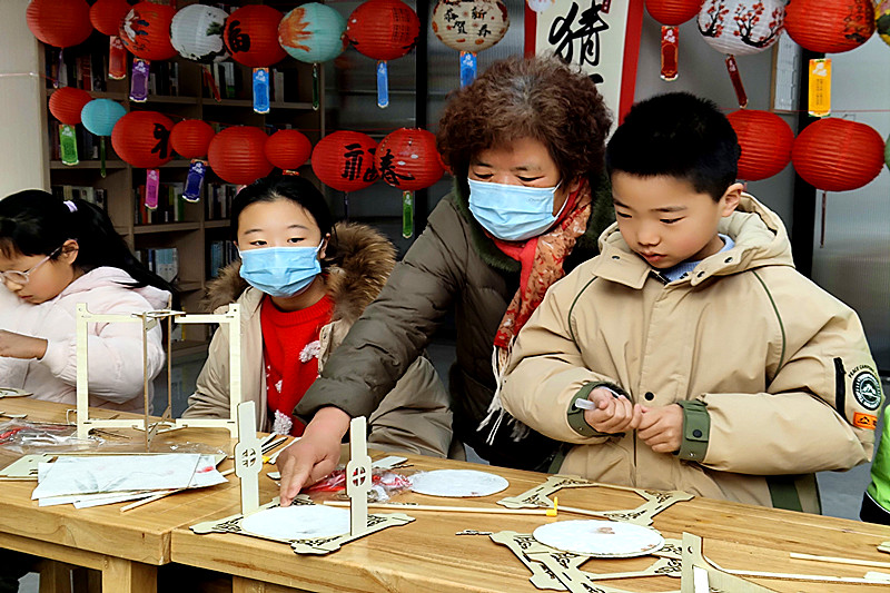 江苏省南京市玄武区玄武门街道台城花园社区关工委开展“趣味做花灯 欢乐闹元宵”活动(2).jpg