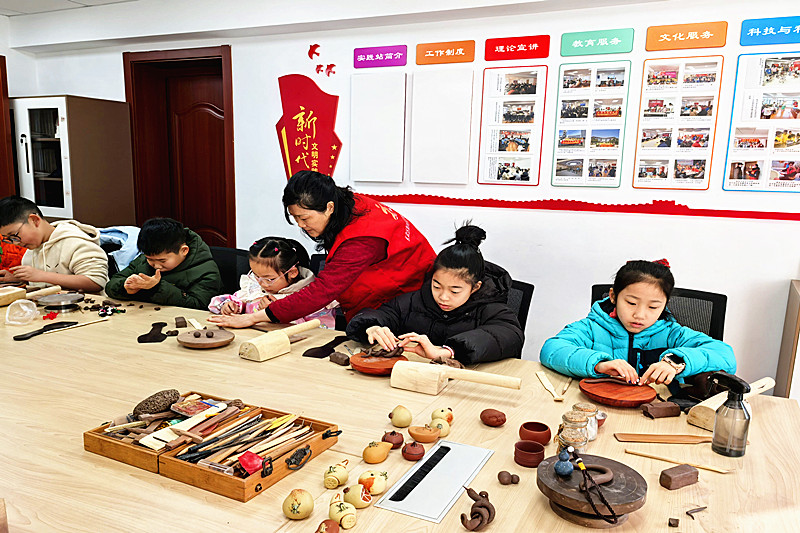 江苏省南京市玄武区玄武门街道百子亭社区关工委开展“‘陶’趣无穷，因‘泥’精彩”手工陶艺活动(1).jpg