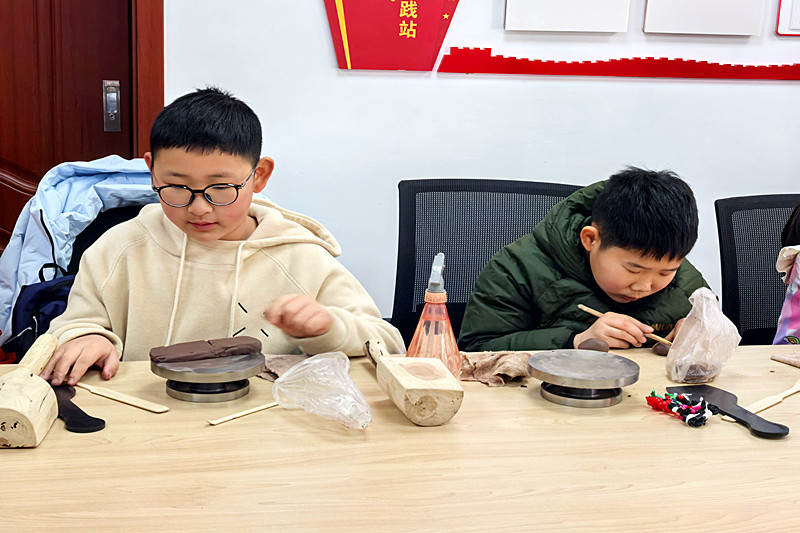 江苏省南京市玄武区玄武门街道百子亭社区关工委开展“‘陶’趣无穷，因‘泥’精彩”手工陶艺活动(2).jpg