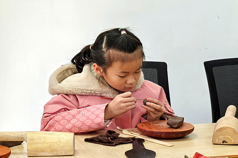 江苏省南京市玄武区玄武门街道百子亭社区关工委开展“‘陶’趣无穷，因‘泥’精彩”手工陶艺活动(3).jpg