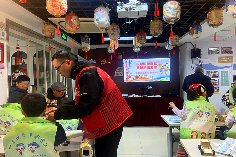 1740919297681146.jpg 江苏省南京市鼓楼区世茂滨江社区关工委开展“探索科技奥秘,共筑消防梦想”手工制作活动(1).jpg