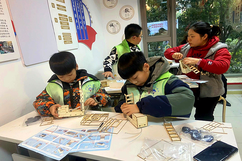 1740919310782191.jpg 江苏省南京市鼓楼区世茂滨江社区关工委开展“探索科技奥秘,共筑消防梦想”手工制作活动(2).jpg