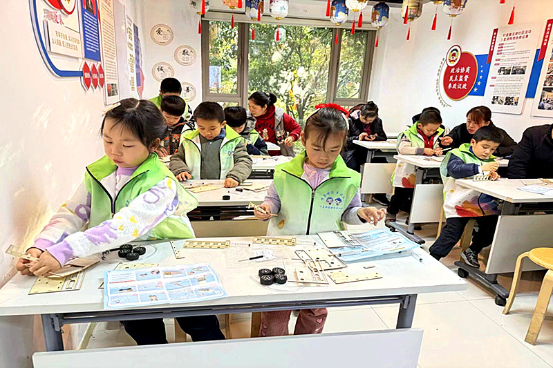 1740919335293943.jpg 江苏省南京市鼓楼区世茂滨江社区关工委开展“探索科技奥秘,共筑消防梦想”手工制作活动(3).jpg