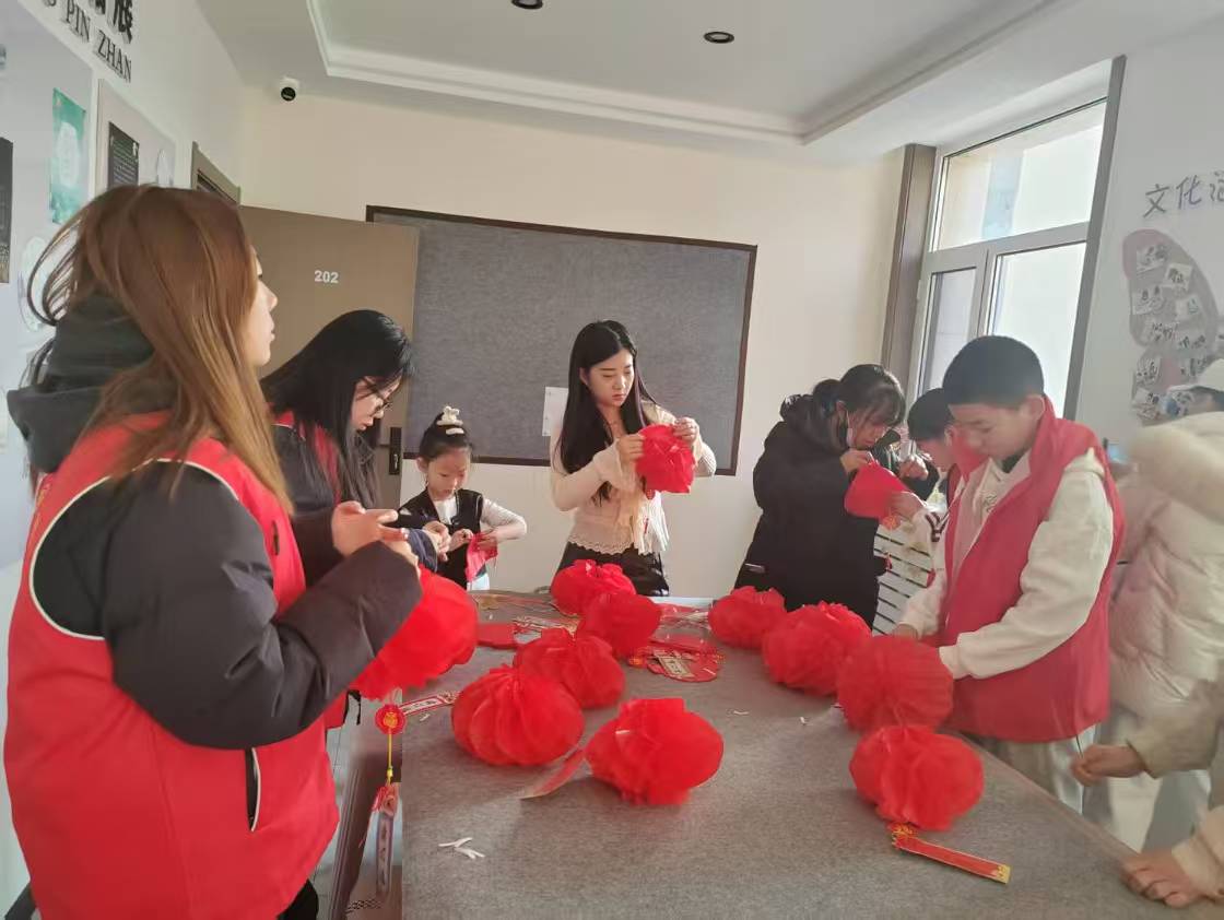 1740965856108916.jpg 元宝山区西城街道新景四季东社区关工委“ 青春奉献社区 实践点亮未来”活动照片1.jpg