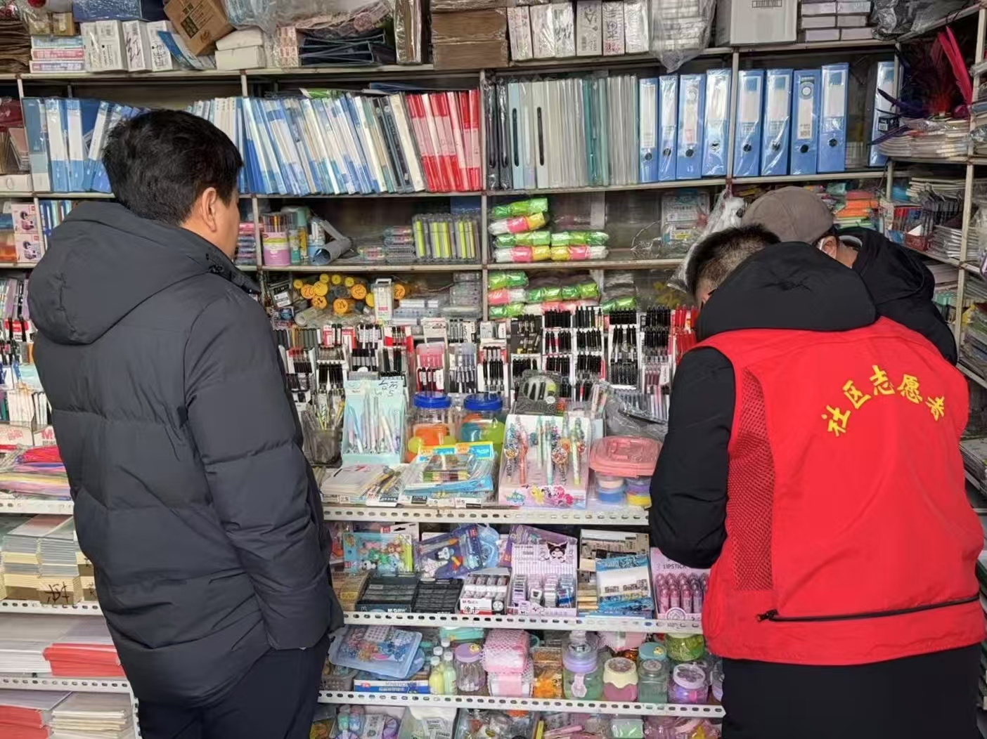 1740980628510691.jpg 大庆市红岗区杏南街道红杏社区关工小组开展“扫黄打非”进商铺宣传活动.jpg