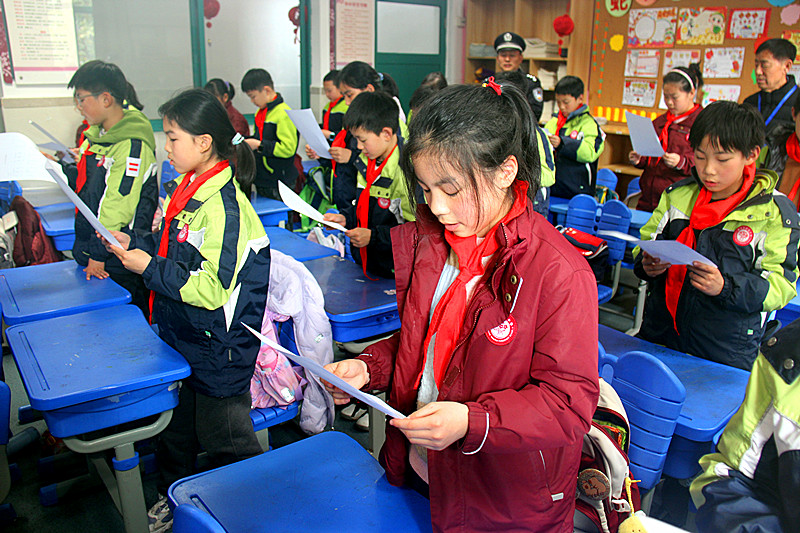 江苏省南京市玄武区玄武湖街道关工委联合走进校园开展学雷锋宣传活动 (6).jpg