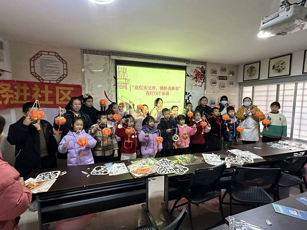 1741057833104378.png 2月8日,柳南区河西街道中山花园社区关工小组联合柳州银行西环路支行开展“花灯庆元宵,缤纷亮新春”花灯DIY活动(宁智萱).png