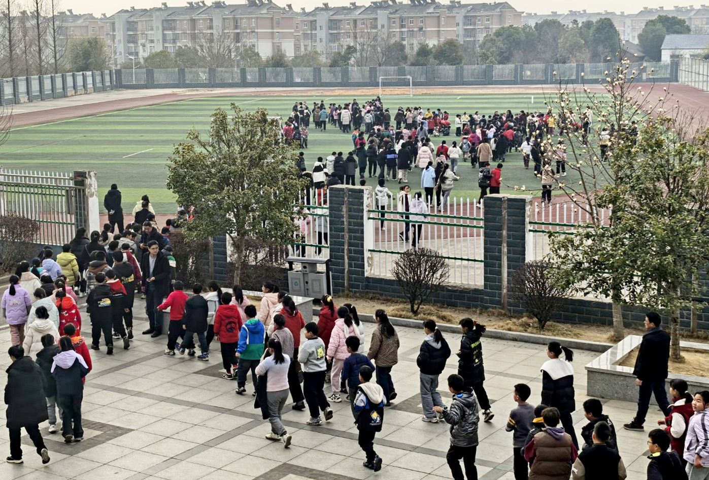 1741069334509072.jpeg 巢湖市庙岗小学关工委开展“春季防拥挤踩踏应急演练“活动.jpeg