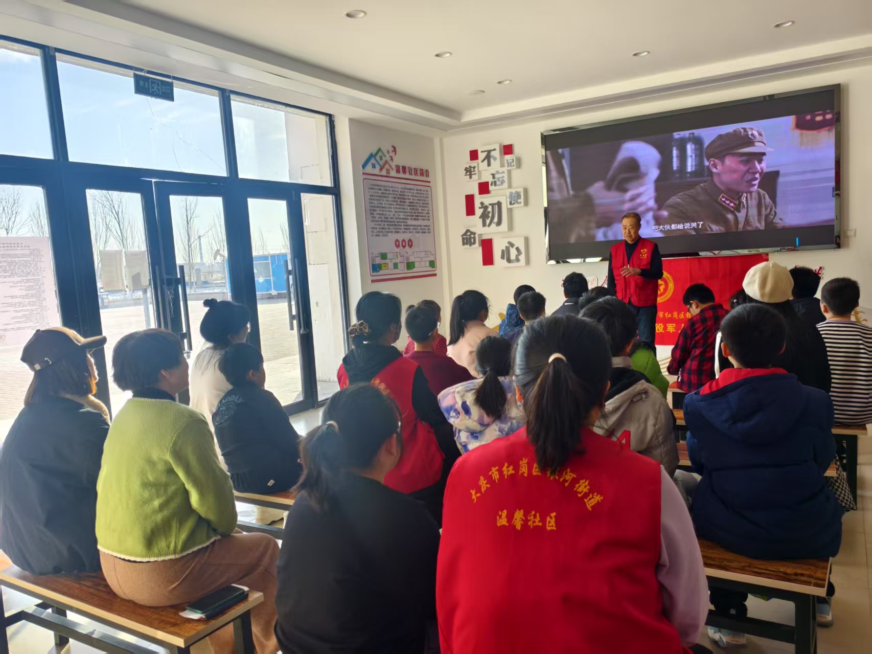 1741070772202974.jpg 大庆市红岗区银河街道温馨社区关工小组开展学习雷锋精神主题活动 (1).jpg