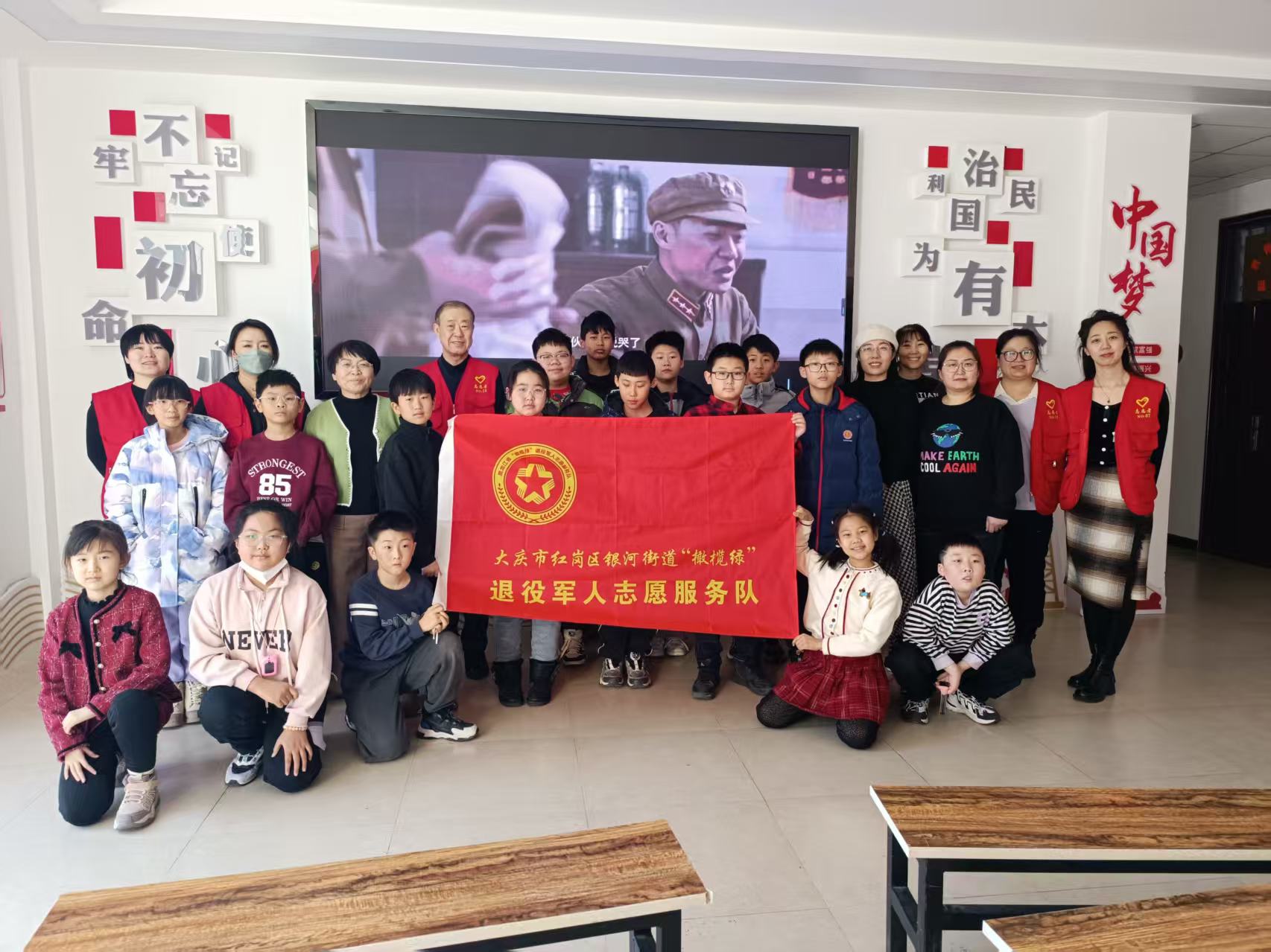 1741070778128878.jpg 大庆市红岗区银河街道温馨社区关工小组开展学习雷锋精神主题活动 (2).jpg