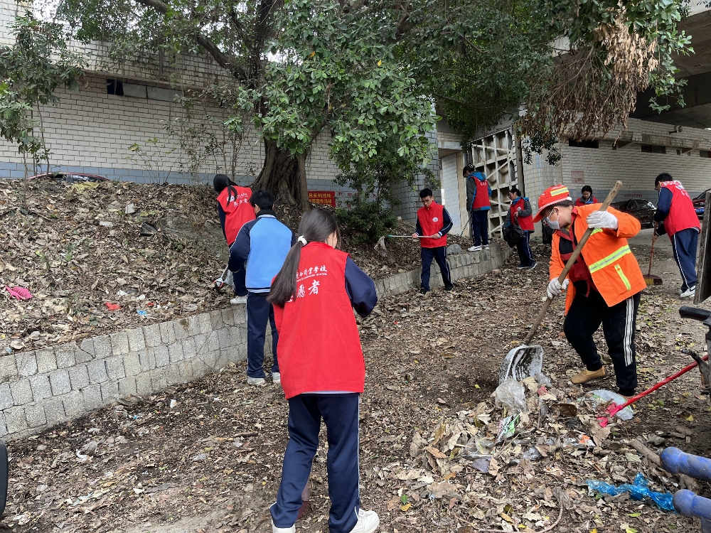 1-社区志愿者和青少年在开展志愿服务活动现场.jpg
