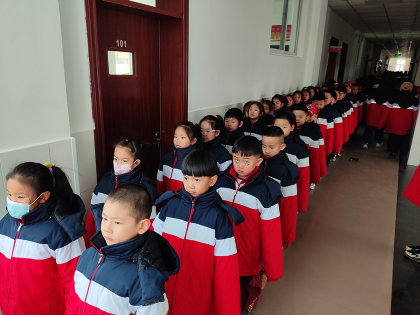 元宝山区平矿二小文明齐步走 路队展风采活动照片1_副本.jpg