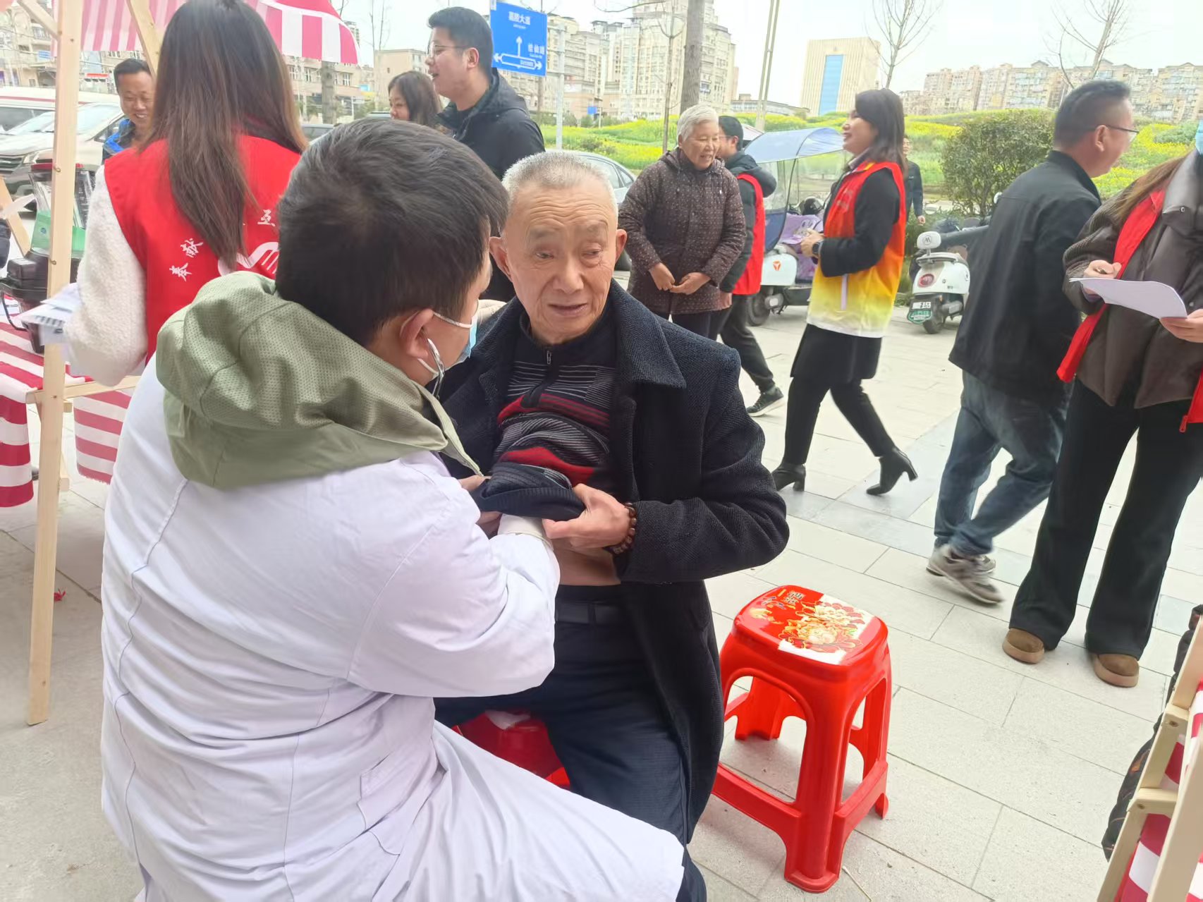 1741140506363111.jpg 义诊4.jpg