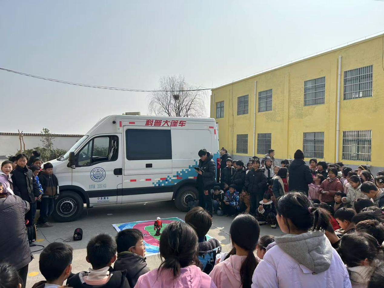 科协车进校园2.png