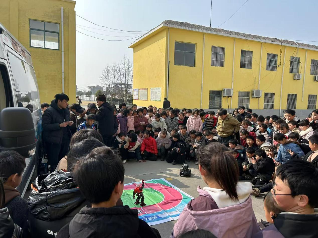 科协车进校园.png