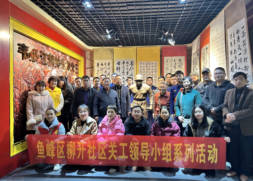 1741167717632002.jpg 与韦必江烈士一起拍集体照.jpg