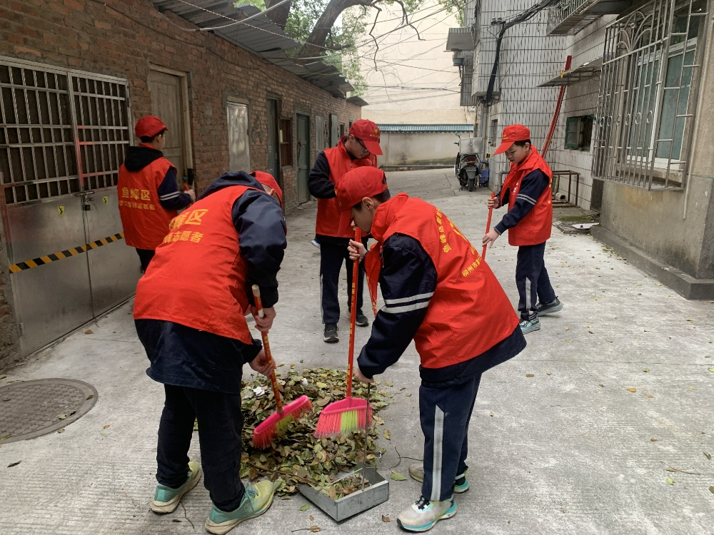 青少年们在进行环境卫生清理.jpg